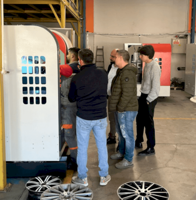 İSVİÇRE’DEN GELEN MİSAFİRLERİMİZ, WRM26 CNC JANT TORNA MAKİNESİNİ ZİYARET ETTİ